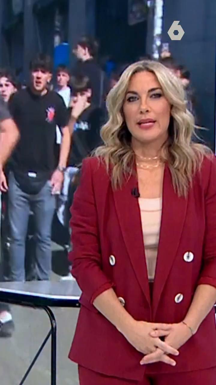 Entre insultos y con gritos.