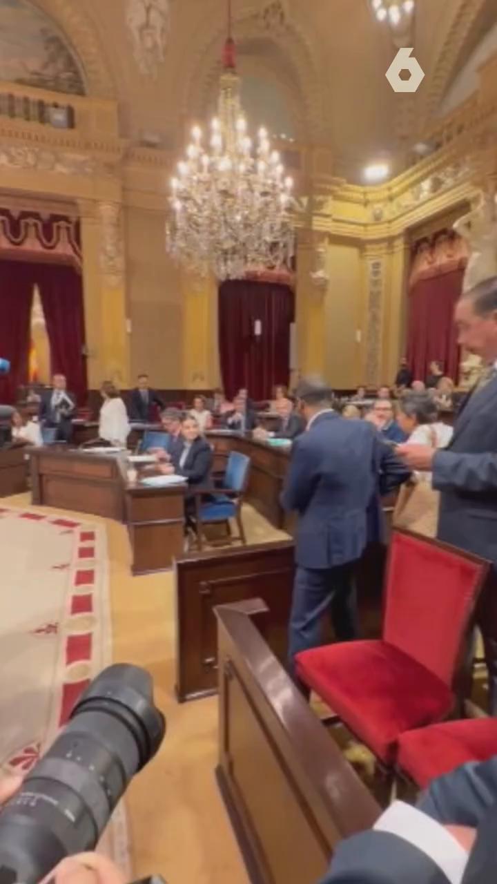 Pilar López, desahuciada por un fondo de inversión que compró su vivienda, ha interpelado directamente a Marga Prohens (PP) en el Parlamento Balear.