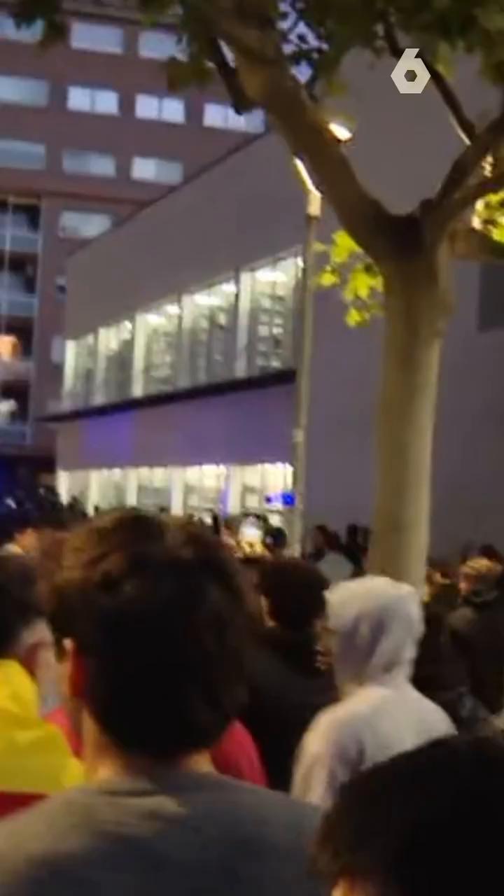 Seguidores del agitador ultra Vito Quiles cantan el 'Cara al Sol' en un acto en Zaragoza.