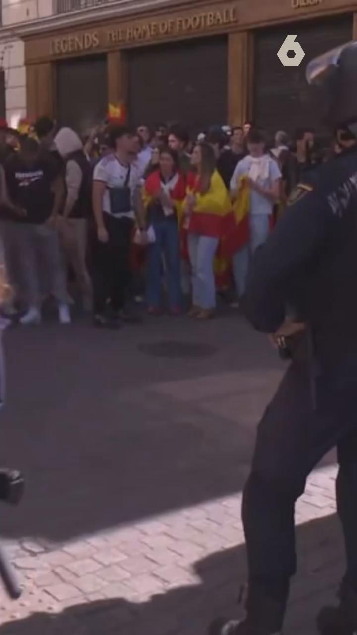 Máxima tensión en Sol: decenas de ultras tratan de boicotear la acampada con insultos tras el desfile del 12-O.