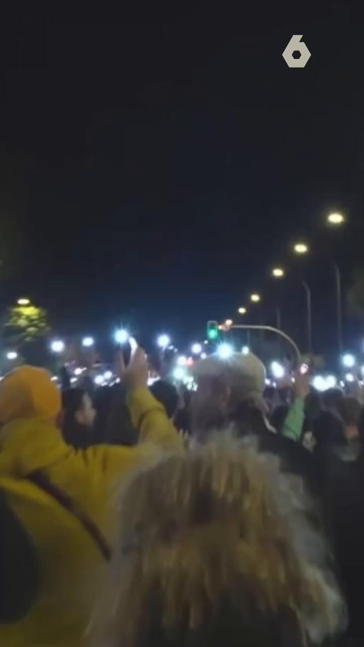 Cientos de linternas se encienden para acompañar la marcha en memoria de Maricarmen, que ha comenzado en la Plaza del Sol y está concluyendo en Sainz de Baranda 46, en la puerta de la que fue la casa de Maricarmen durante 70 años.