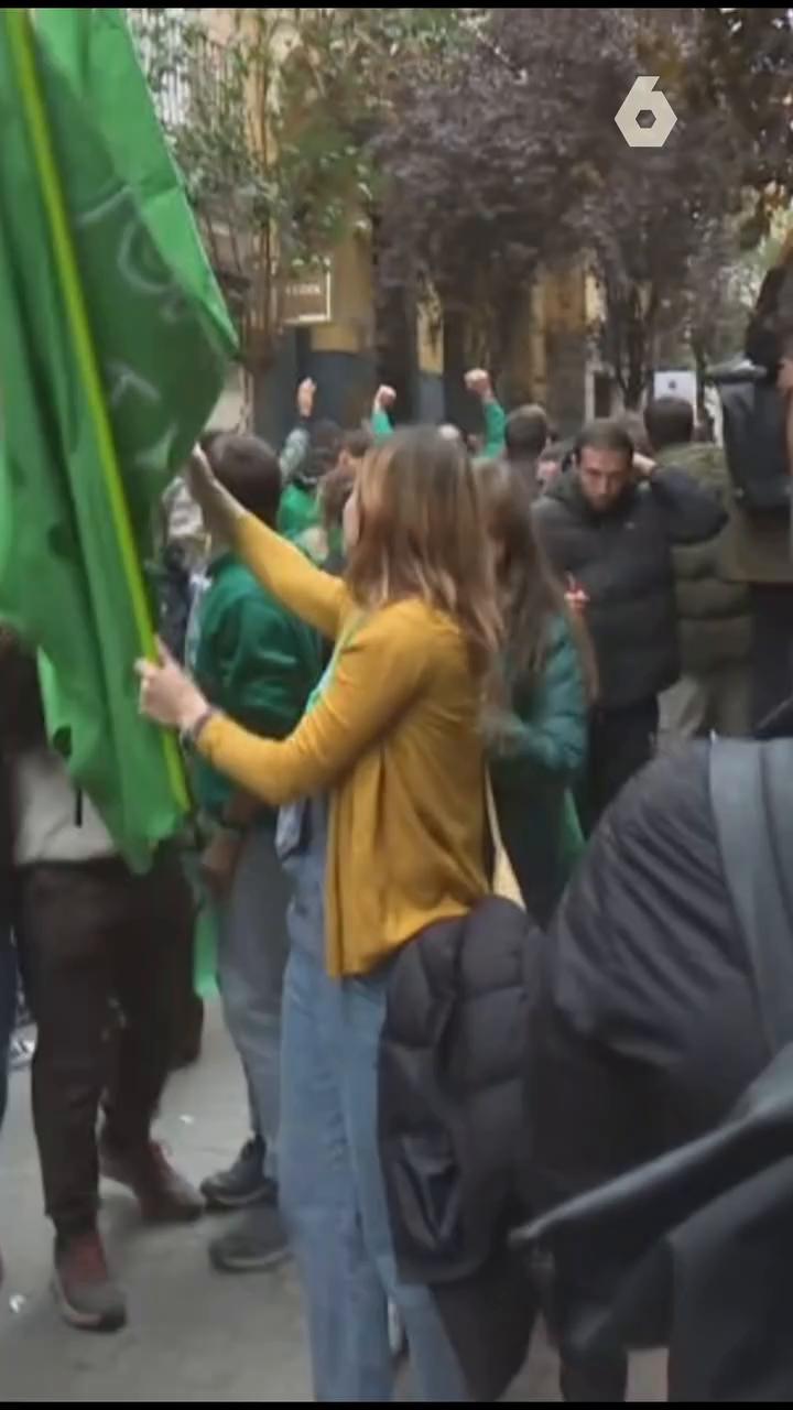 La Policía carga contra los manifestantes frente a la Consejería de Educación.