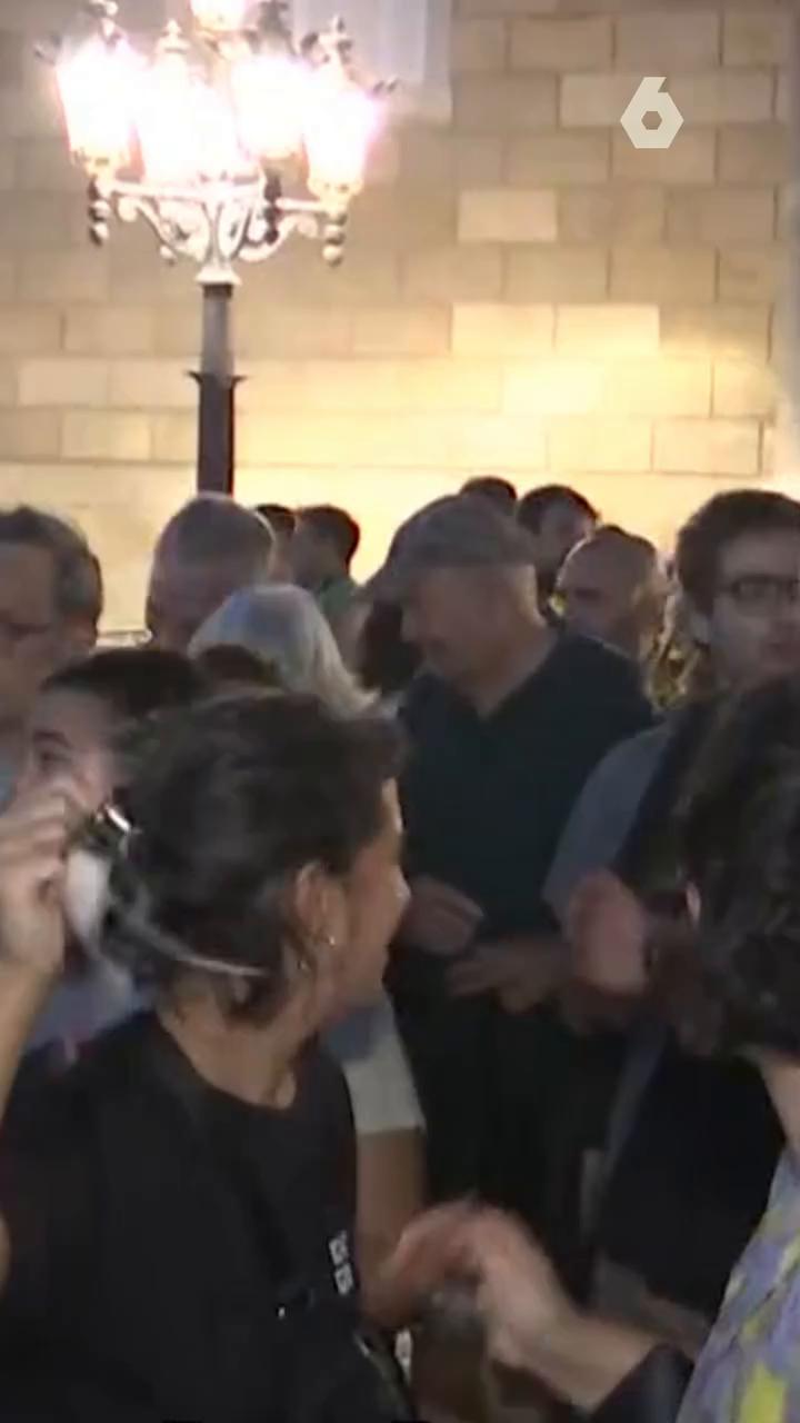 Miles de personas se han concentrado este jueves cacerola o sartén en mano ante los Ayuntamientos de Madrid, Barcelona y otras capitales y ciudades para clamar por el derecho a una vivienda digna y pedir el voto de los grupos parlamentarios para convalidar los decretos del Gobierno.