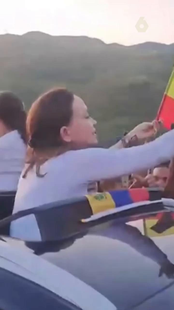 La líder opositora y premio nobel de la paz de 2025, María Corina Machado, regresó este domingo a #Venezuela tras varios intentos frustrados de ingresar a su país, donde fue recibida por miles de seguidores que salieron a las calles a darle la bienvenida entre gritos de 