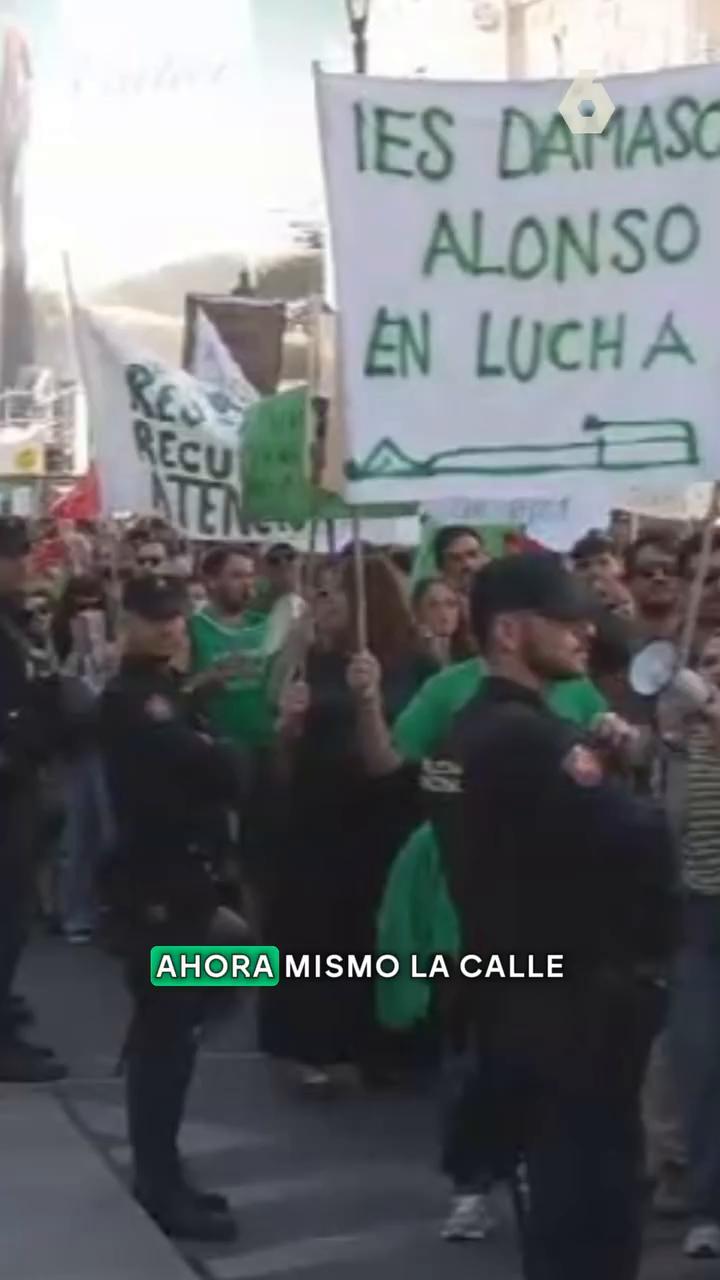 🟢 Cadena humana ante la Consejería de Educación en Madrid para reclamar mejoras en la educación pública.