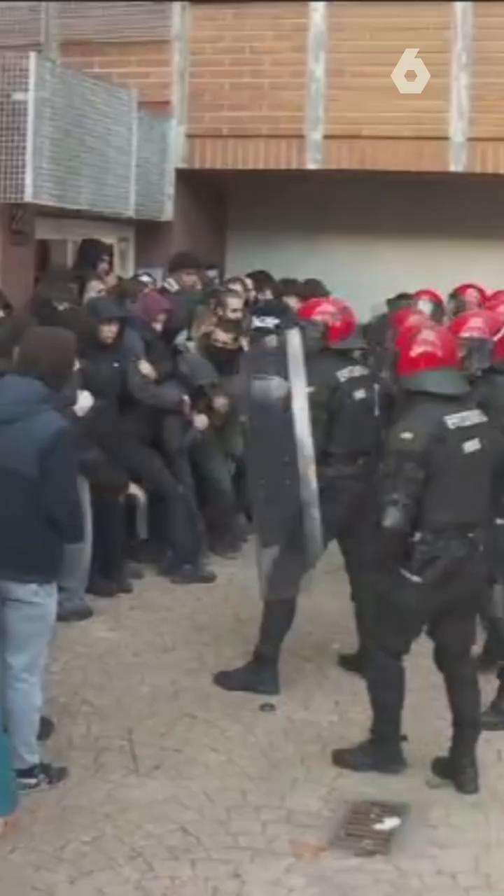 Tensión y cargas policiales en Vitoria durante la protesta para tratar de evitar un desahucio: 