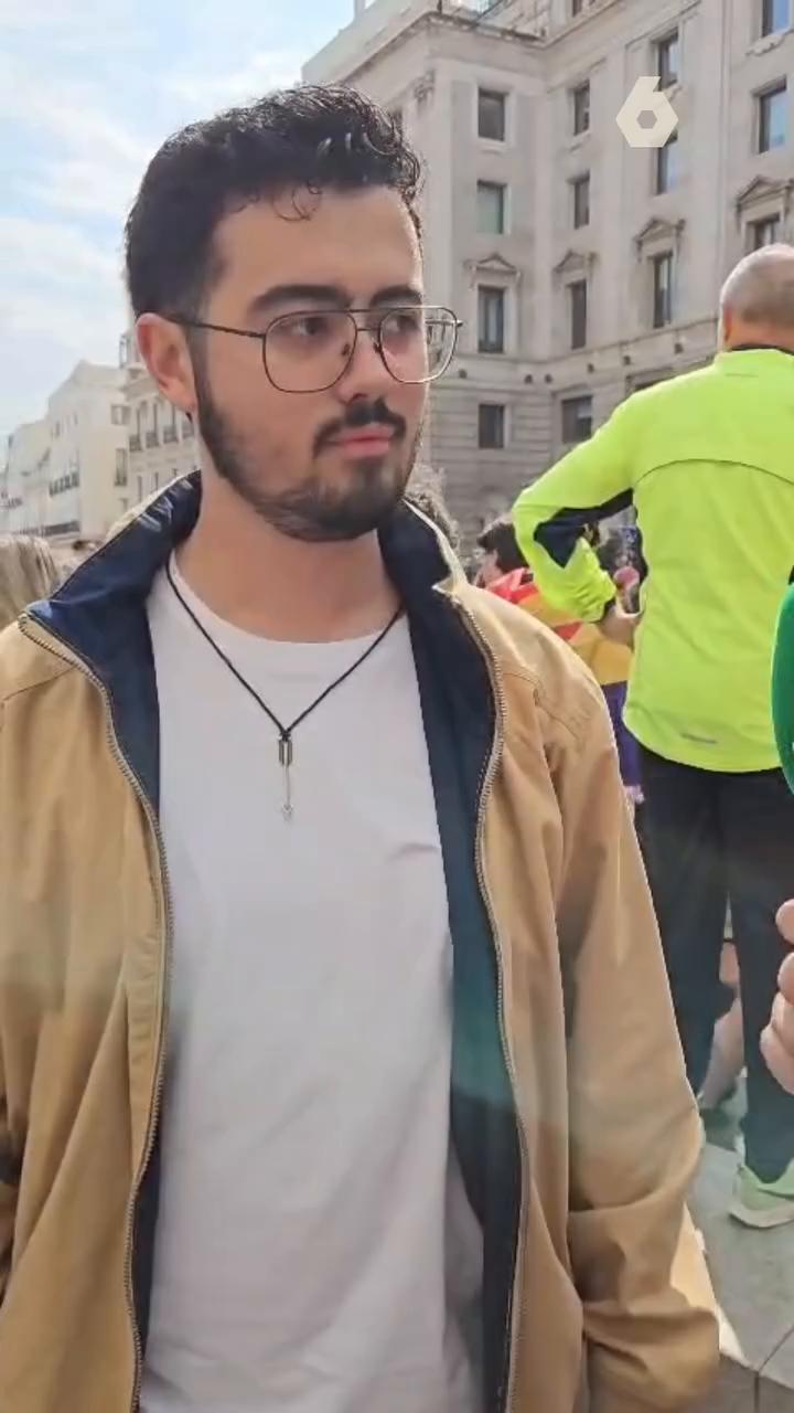 Así están los manifestantes antes de que se voten los decretos de vivienda.