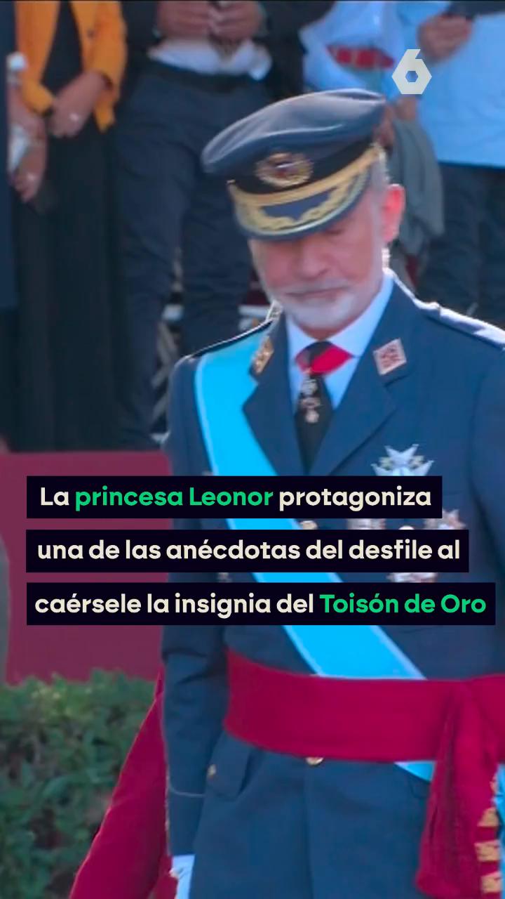 👀 La princesa Leonor protagoniza una de las anécdotas del desfile al caérsele la insignia del Toisón de Oro momentos antes de sonar el himno de España.