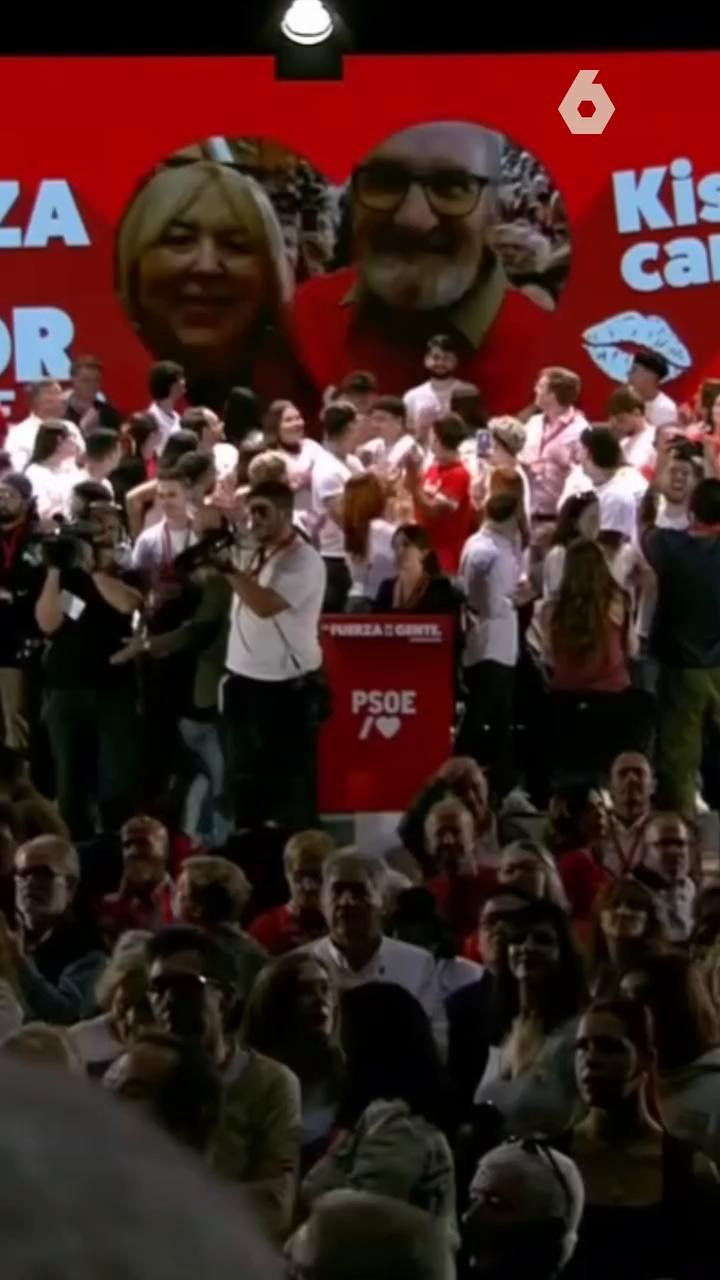 ❤️️ El PSOE sigue con su campaña de la 'fuerza del amor' y añade una kisscam antes del acto de Pedro Sánchez en Granada.