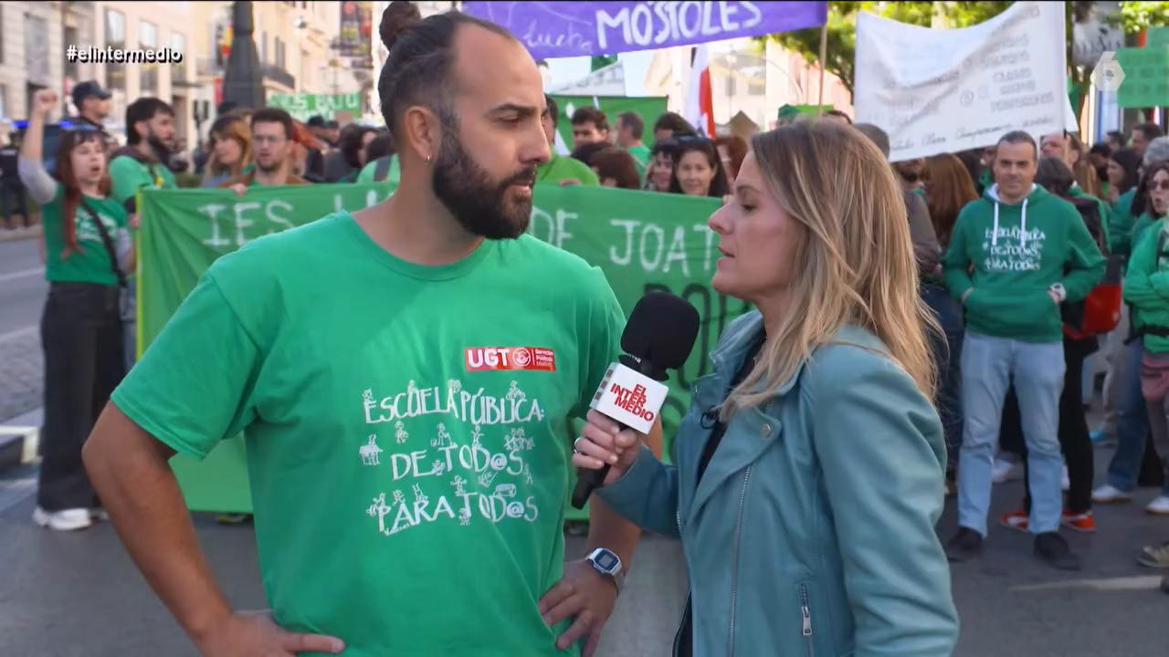 Andrea Ropero habla con los profesores, que sienten el abandono del Gobierno de Ayuso, en su tercera semama de huelga.