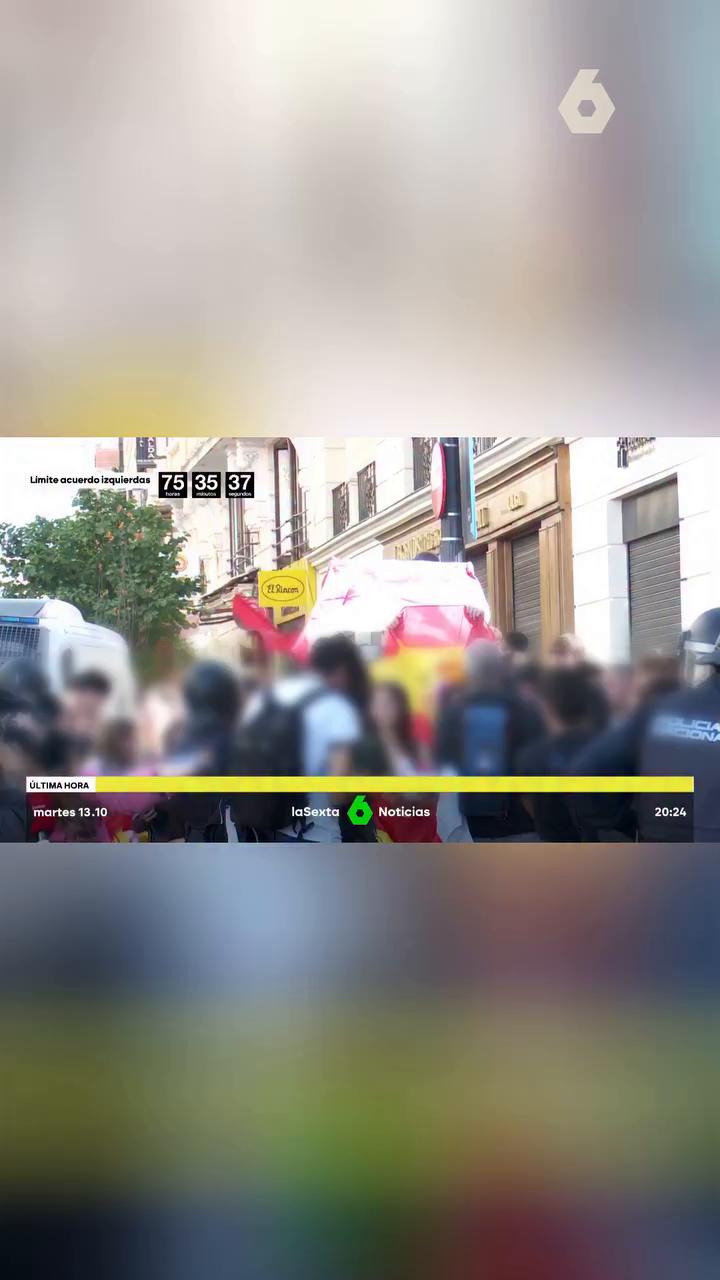 👀 De la cruz de Borgoña a la bandera de la Falange Española: analizamos todos los símbolos de los ultras y jóvenes que trataron de boicotear la acampada de Sol.