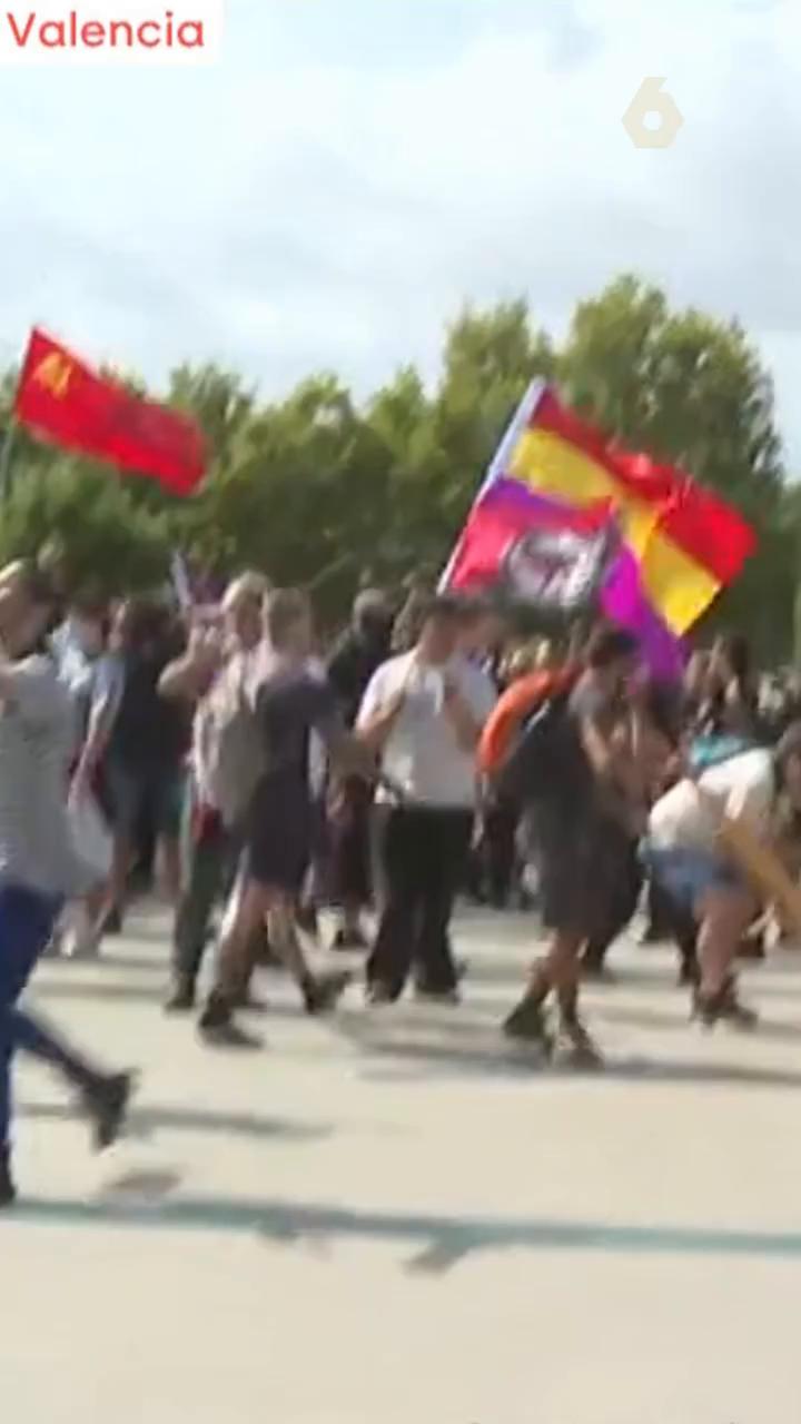 💥 Crece la tensión en la manifestación por la vivienda en Valencia: la Policía carga contra los manifestantes.