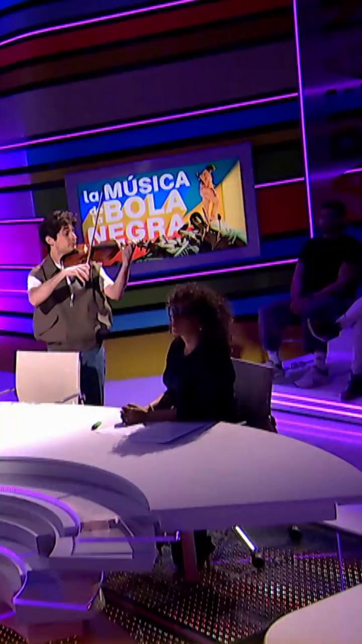 @neckovidal interpreta, al violín, “La nieve” la canción de Guitarricadelafuente para “La bola negra” 🤗