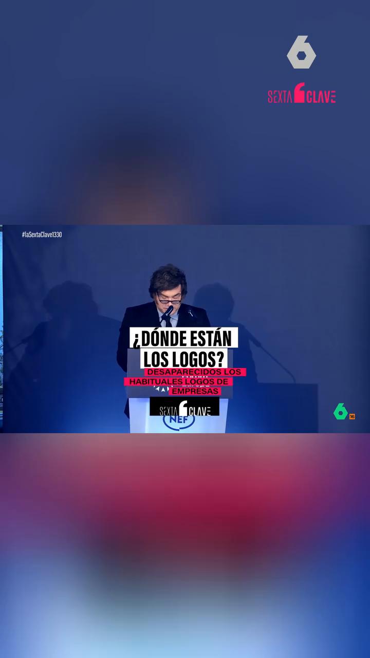 Fíjense en el fondo, no hay logos detrás de Milei.