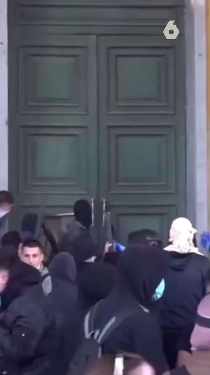 ✊🏻🔥 Los estudiantes de Albania redoblan sus protestas y asedian las sedes de gobierno en Tirana.