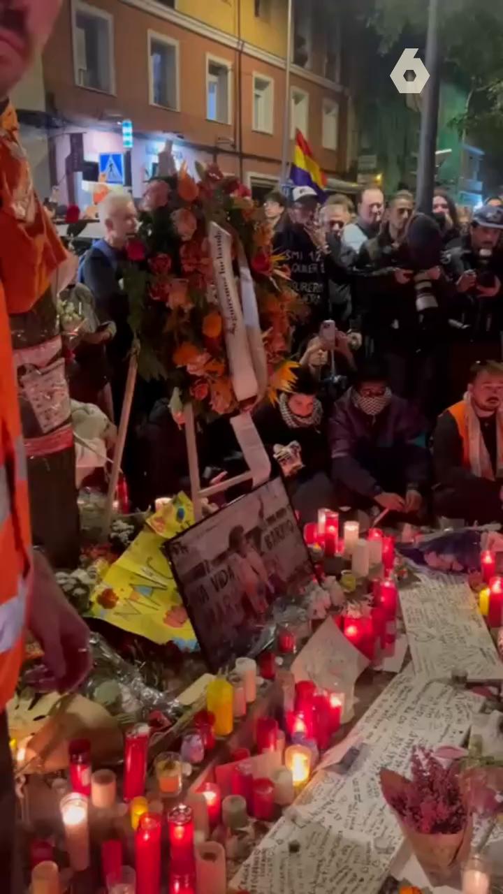 La marcha en homenaje a Maricarmen, que ha comenzado en Sol y ha recorrido los tres kilómetros que hay hasta su casa en Retiro, ha finalizado con decenas de ciudadanos en su puerta depositando velas y flores, con un altar improvisado y una lona con su rostro.