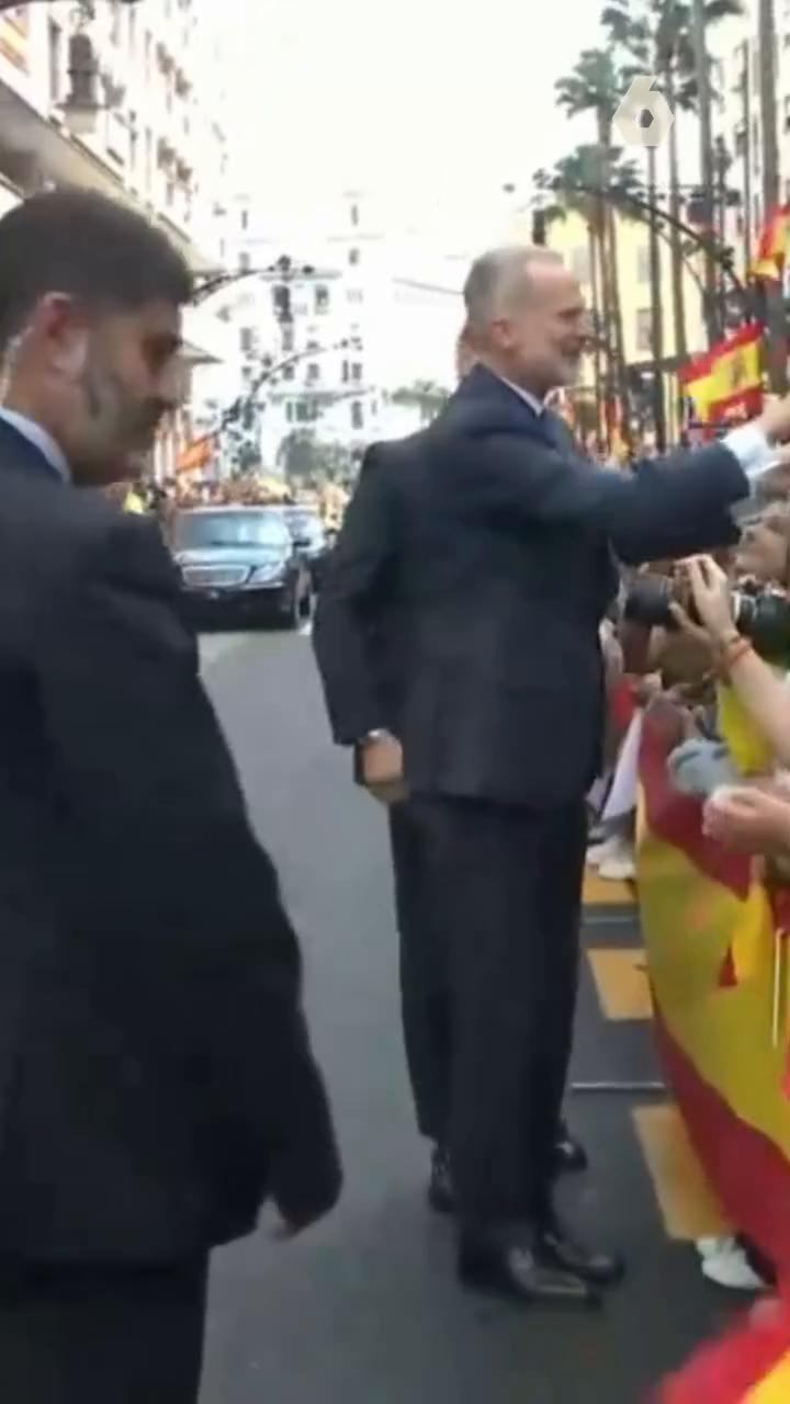 Los reyes están saludando a todos los ciudadanos de Ceuta a su llegada a la ciudad autónoma.