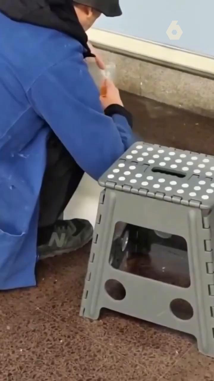 Una intervención artística reivindicativa renombra la parada de metro de El Carmen como 'Maricarmen'.