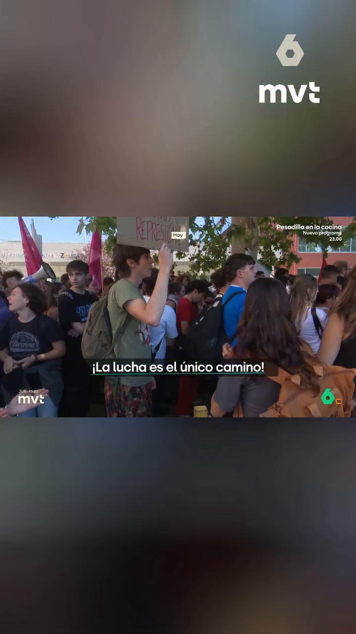 Centenares de docentes han protestado este jueves ante la Consejería de Educación para reclamar mejoras en la educación pública y denunciar las cargas policiales y detenciones que sufrieron ayer.