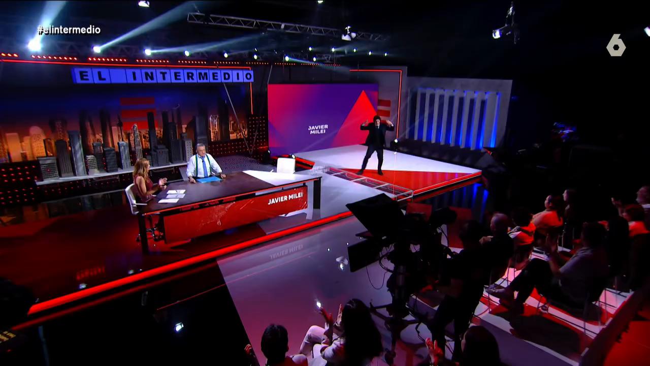 Javier Milei visita el plató de El Intermedio en su visita por España.