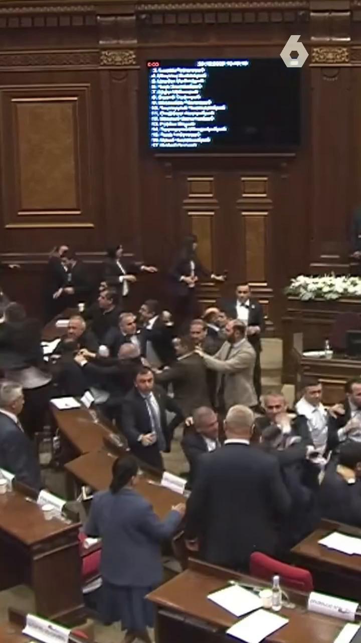 ⚔️🇦🇲 Batalla campal en el Parlamento de Armenia: los diputados terminan a golpes tras la discusión entre dos diputados.