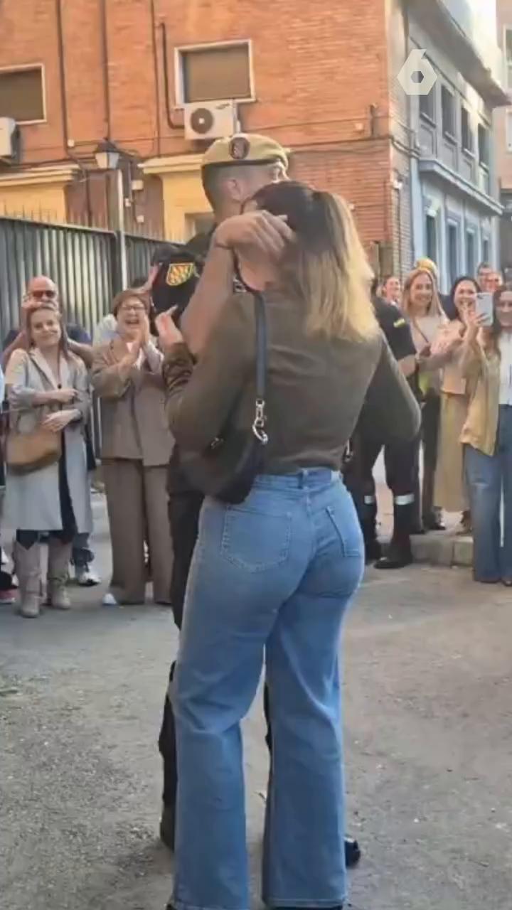 Un militar de la UME le ha pedido matrimonio a su pareja justo antes de que comenzara el desfile del 12 de octubre.
