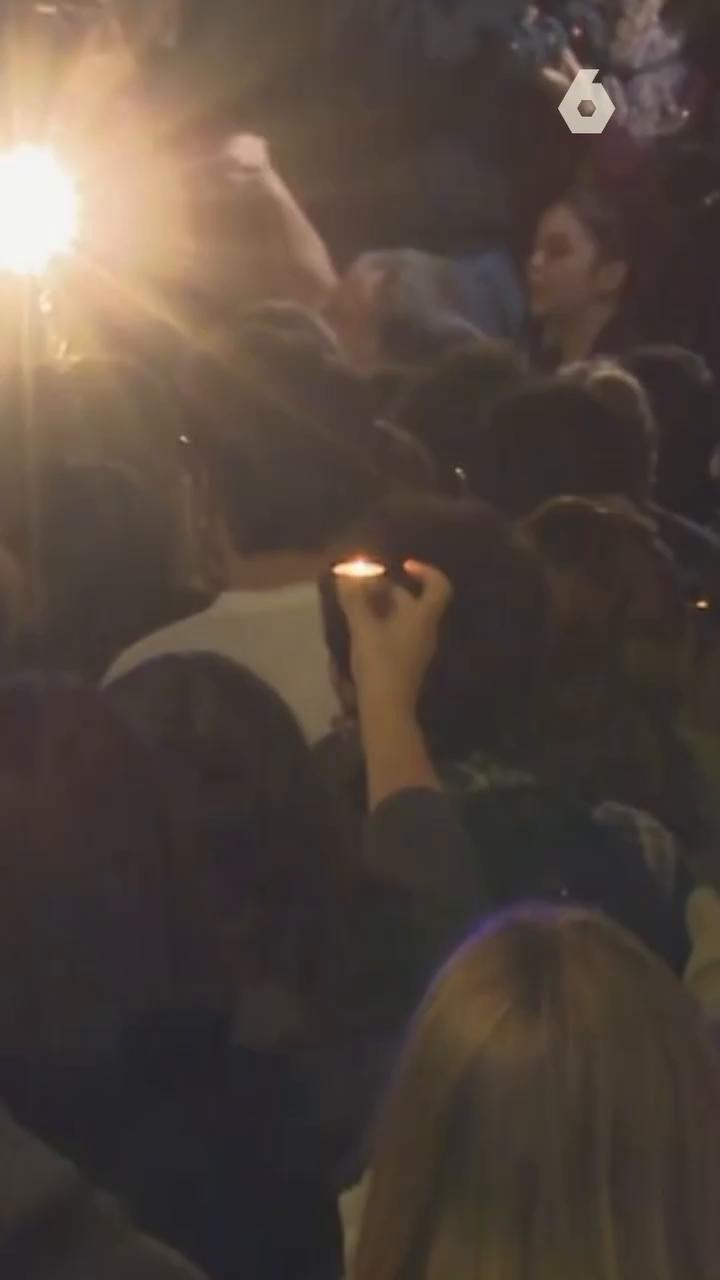 La noticia de la muerte de Maricarmen ha provocado una gran consternación en la acampada de Sol, donde se guardaba un minuto de silencio pasadas las 20:30 horas, roto por las nuevas consignas: 'Maricarmen vive, la lucha sigue' y 'Vosotros, rentistas, sois los terroristas
