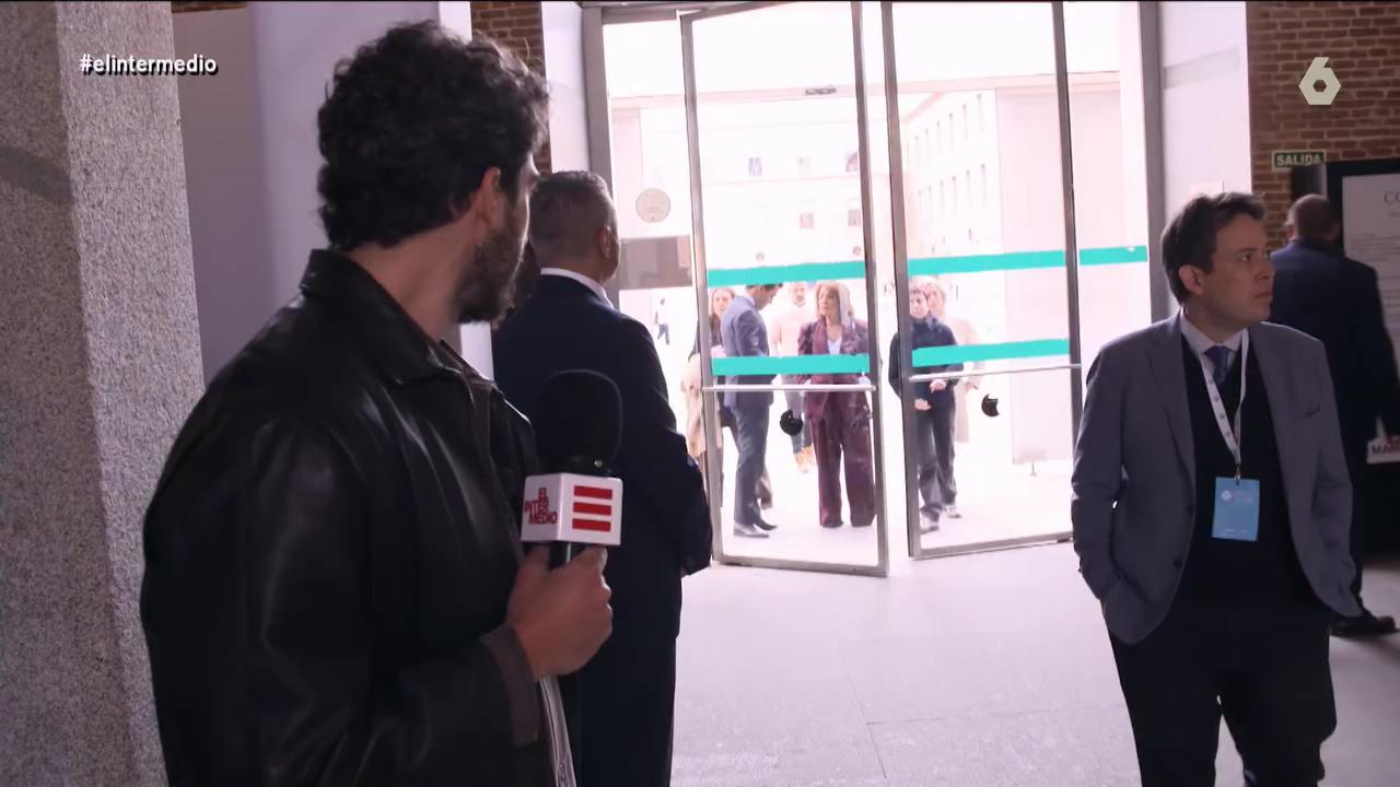 Isma aprovecha el encuentro de alcaldes para preguntar a Almeida por las pensiones.
