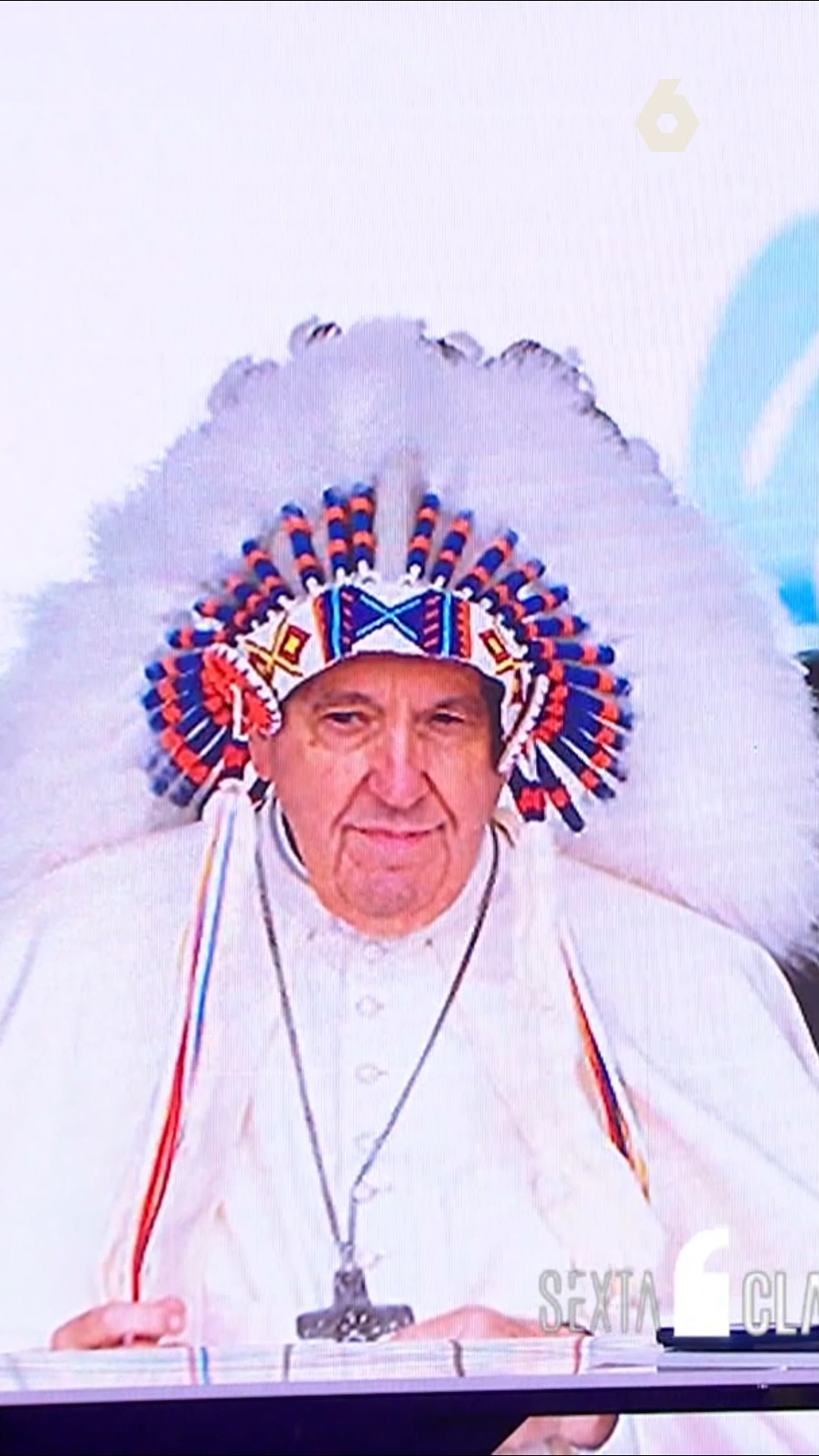 🐨 Del papa Francisco con un penacho indígena a Juan Pablo II cogiendo un koala, los papas realizan todo tipo de actividades durante sus visitas a otros países.