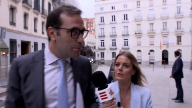 Andrea Ropero no solo madruga cuando va al Congreso, también demuestra su gran estado de forma para correr detrás de los políticos.