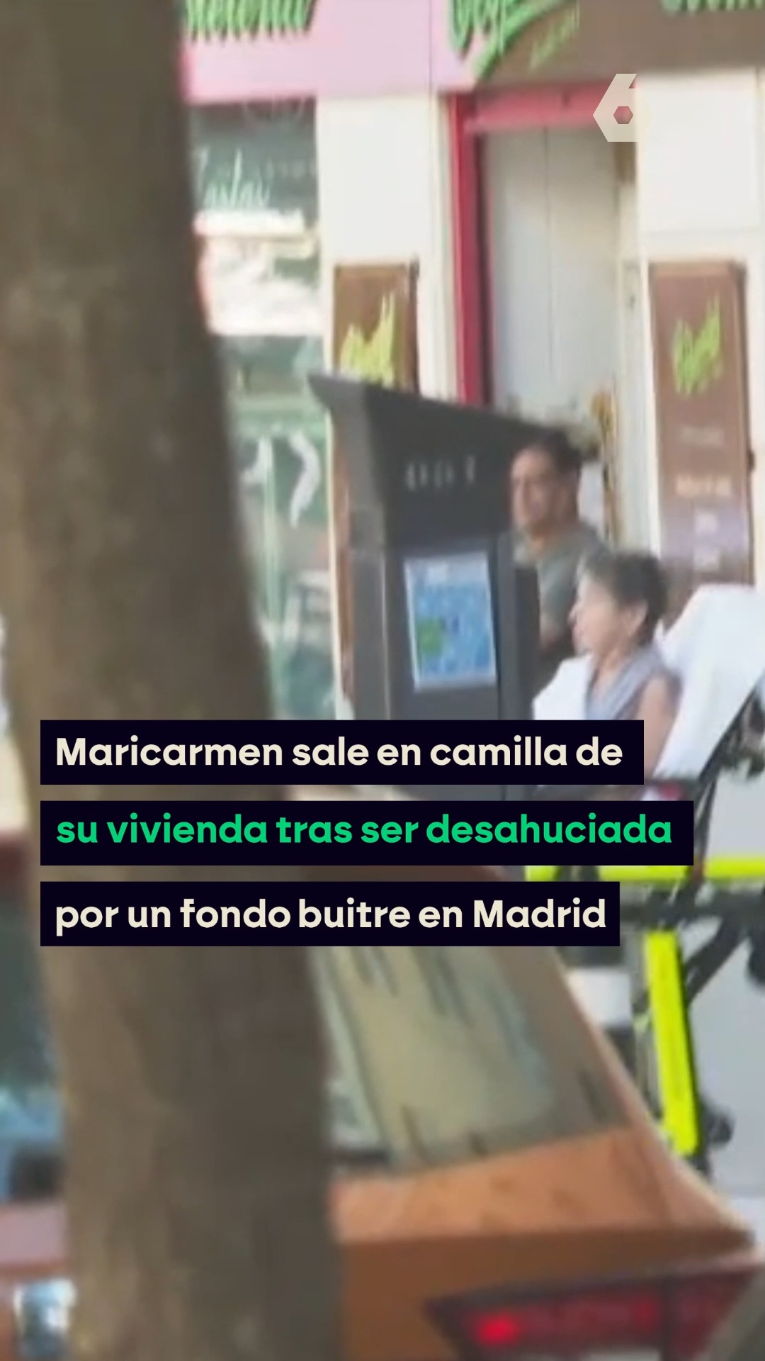 Maricarmen sale en camilla de su vivienda tras ser desahuciada por un fondo buitre en Madrid.