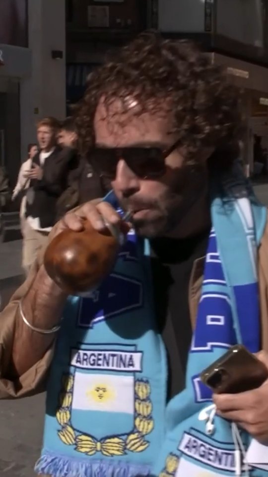 Xavi se hace pasar por argentino. Bueno...