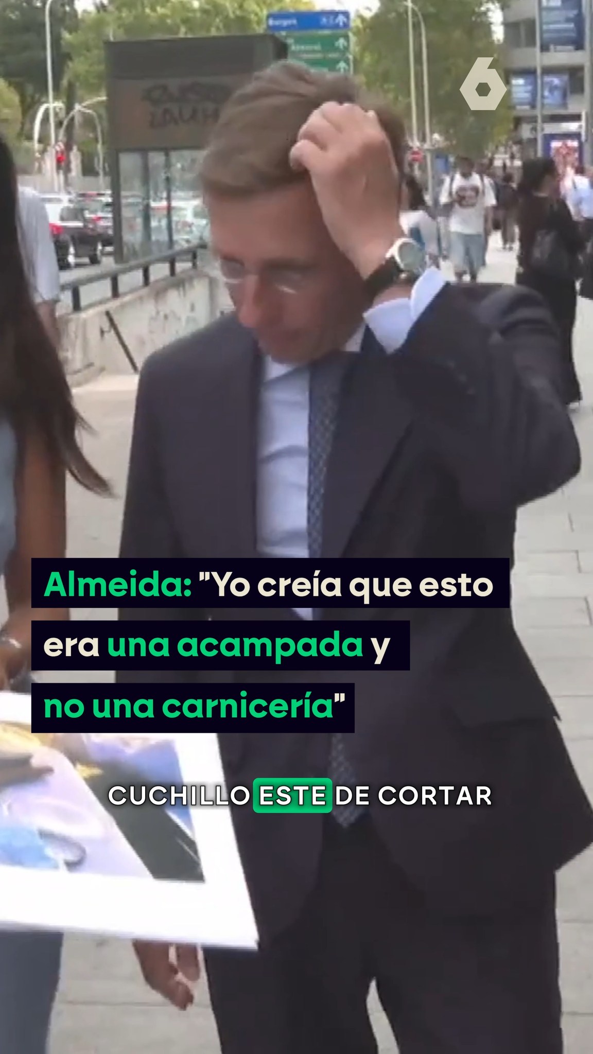 🙄 Almeida, a laSexta, al ser preguntado por la foto de un cuchillo junto a barras de pan cortadas que está utilizando para criminalizar la acampada de Sol: 