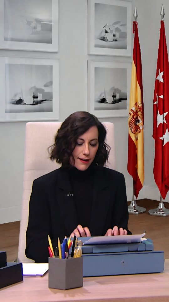 Cris Gallego se viste de Ayuso para llevarnos por el proceso creativo de la presidenta de la Comunidad de Madrid con su nuevo libro.