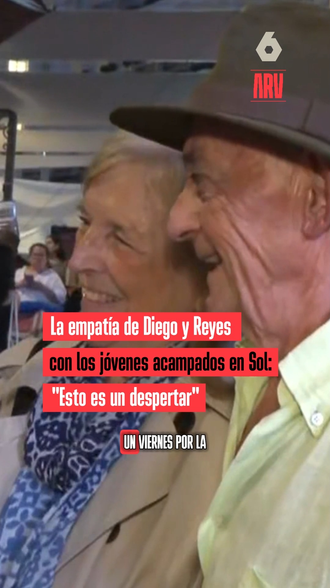 La empatía de Diego y Reyes, un matrimonio que ha decidido acercarse a la manifestación en Sol, con los jóvenes acampados: 