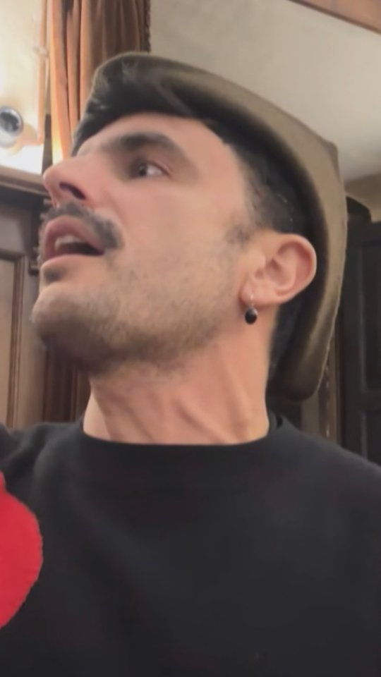 @rodrigocuevasg ha estado por Mallorca, y ha aprovechado para cantarle una canción a los turistas ingleses y alemanes.
