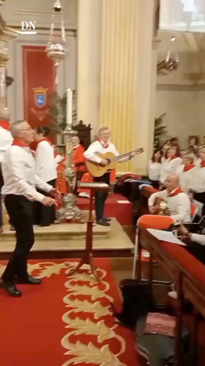 A pocos metros de la capilla de San Fermín, al volante de su Mini, detenido en un semáforo junto al edificio Singular, acabó de escribir Joaquín Madurga Oteiza la letra de ‘Ofrenda a San Fermín’.