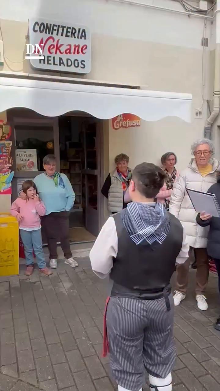 Con emoción a flor de piel y alguna que otra lágrima, pero sobre todo con mucho agradecimiento, Aoiz despedía este viernes 15 de mayo con honores, un día antes de su jubilación, a Dolores Echarte Viana, quien ha sido la cara visible en la última etapa de la querida y emblemática tienda de chucherías ‘La Lola’.