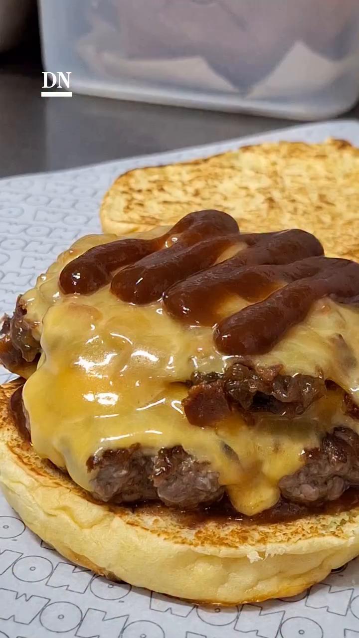 Mono inaugura en Pamplona su local con hamburguesas kilómetro cero y pan de leña