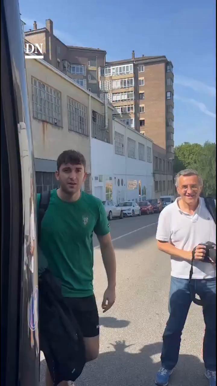 El orador agradece efusivamente al público al cerrar su intervención
