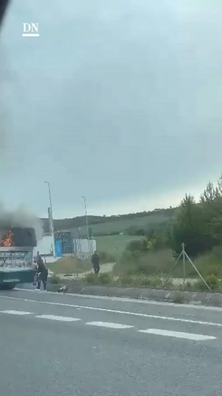 A las 8:20 h de este lunes, un autobús del servicio de Transporte Urbano Comarcal ha comenzado a arder en la PA-30, entre Mendillorri y Mutilva, cerca de la gasolinera de Repsol, y el fuego ha generado una gran columna de humo.