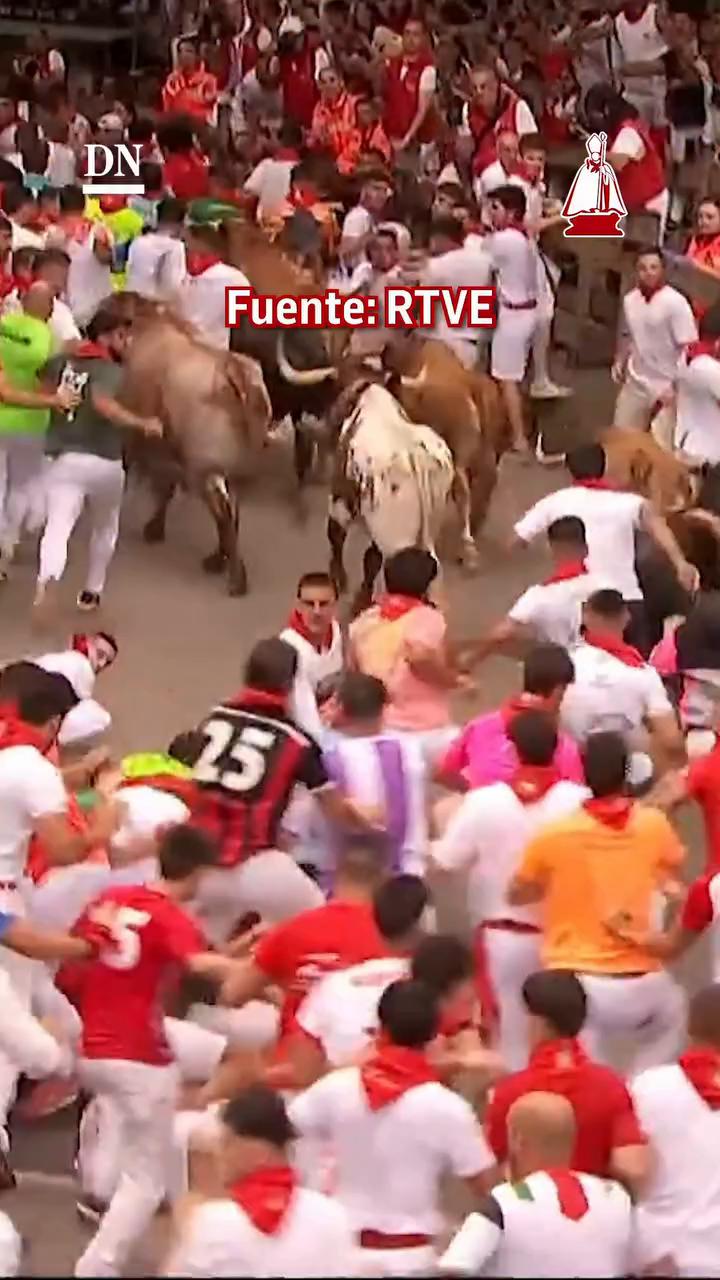 Un toro se cae en el encierro y embiste a un corredor veterano