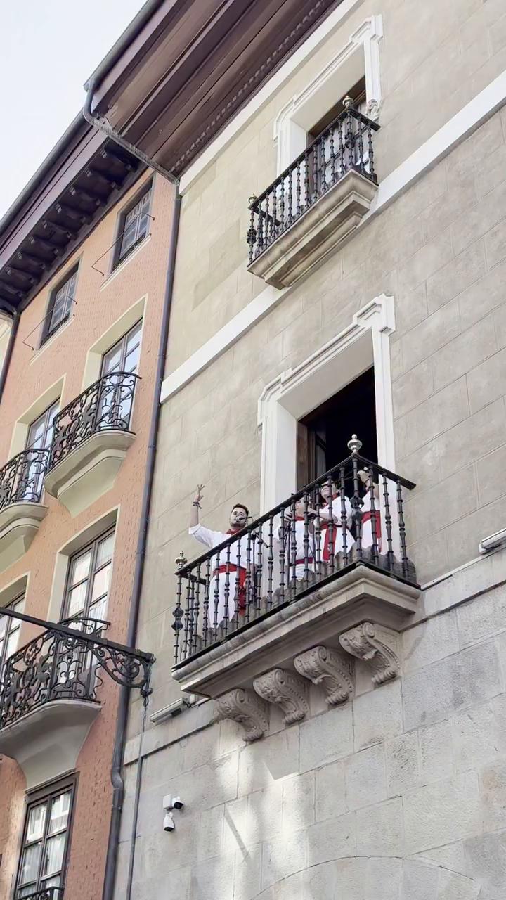 Instructora dirige baile grupal al ritmo de 'De colores' con movimientos coordinados