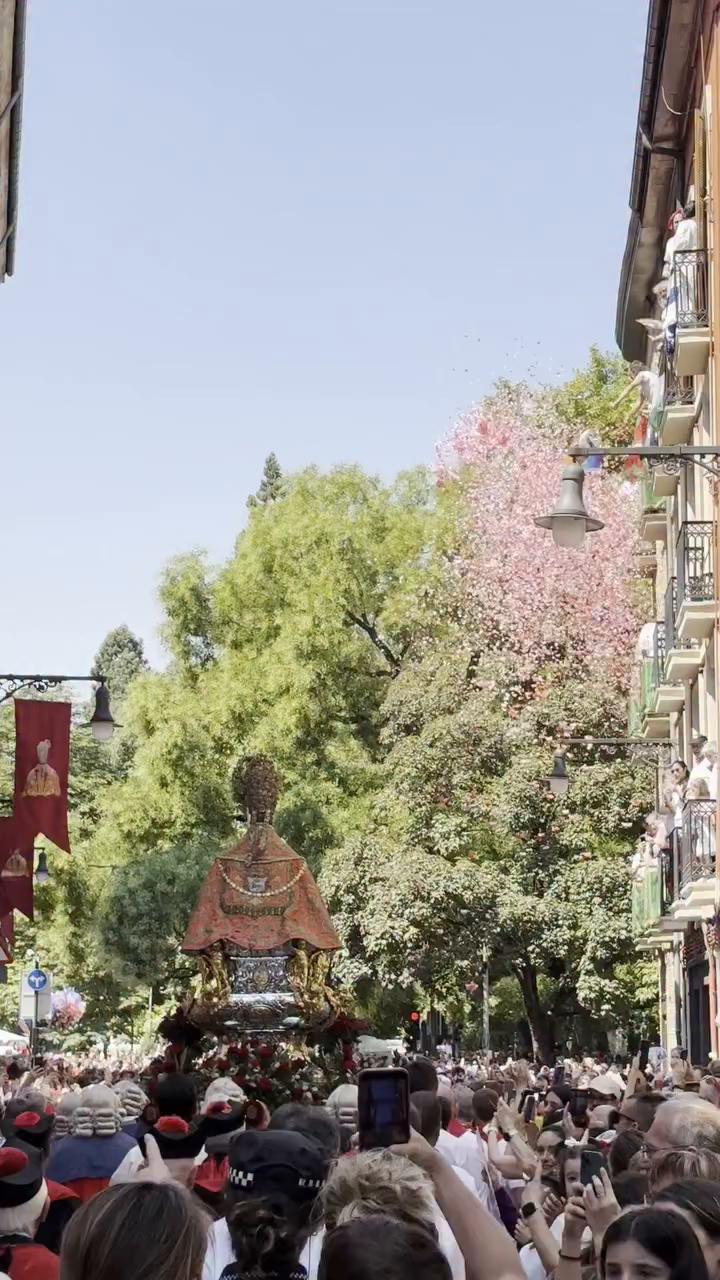 El público aclama con vítores y da las gracias al final