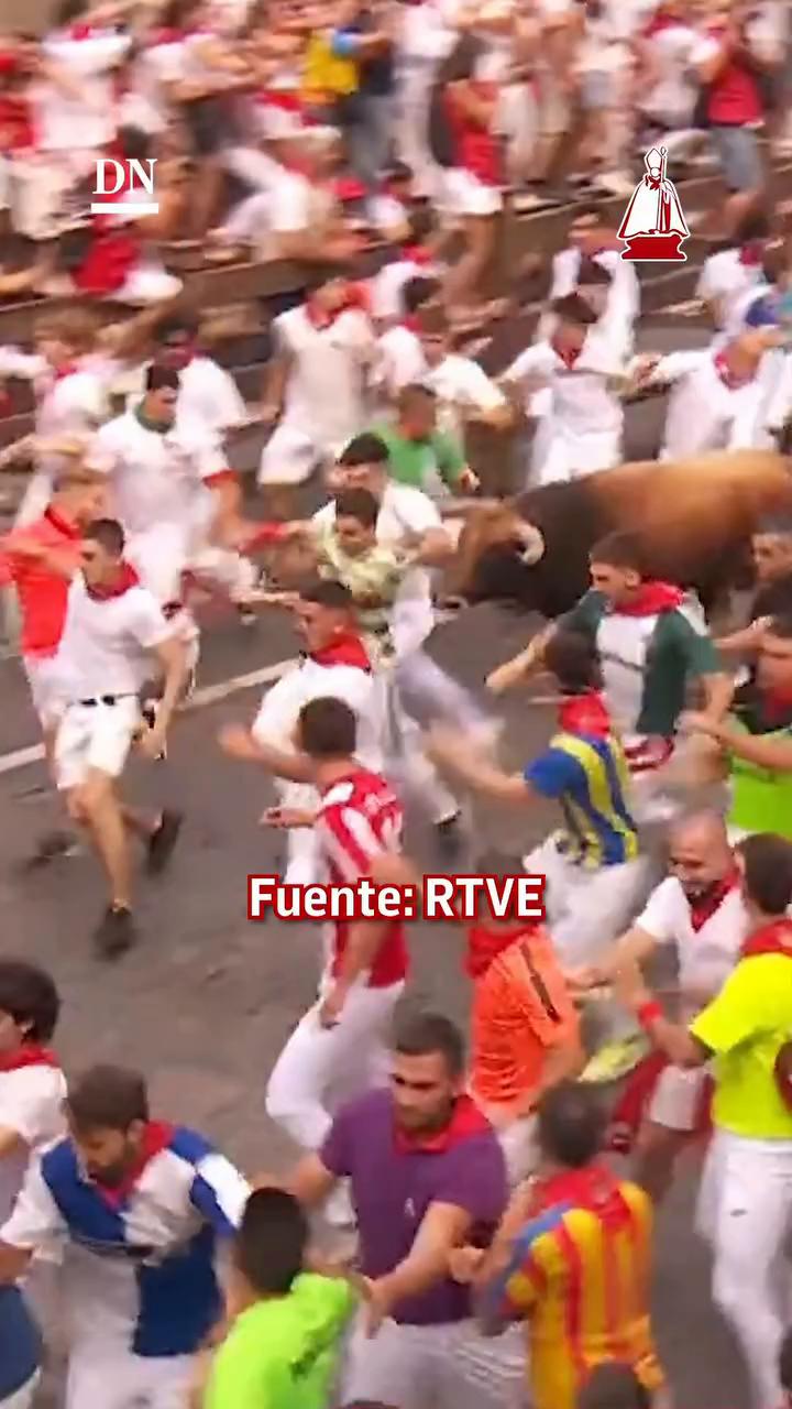 Milagro en el encierro de la Palmosilla: un toro impacta a un corredor sin engancharlo