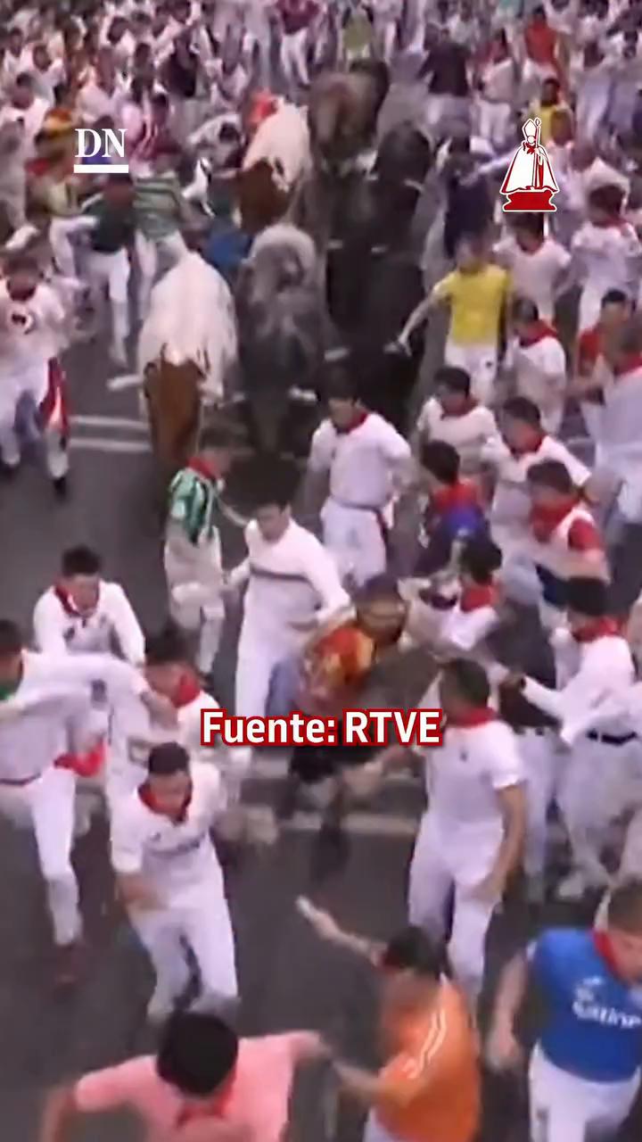 Un mozo cae vendido bajo la manada en el encierro de Mercaderes