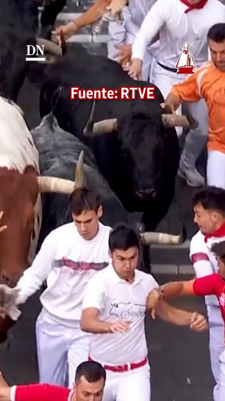 Un corredor habitual cae ante el toro y es pisoteado por la manada