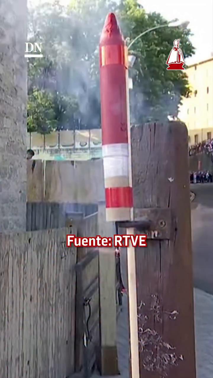 El orador cierra el acto con vivas y agradecimientos al público