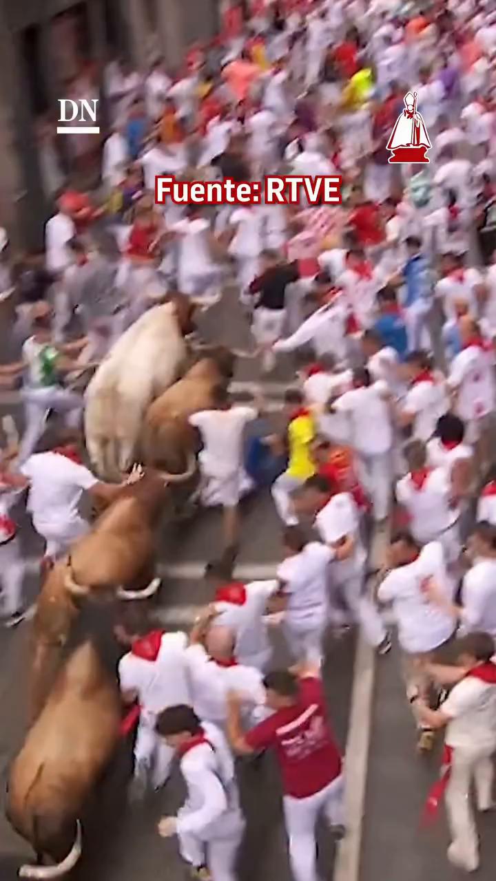 Corredor es alcanzado por el toro y cae protegiéndose la cabeza