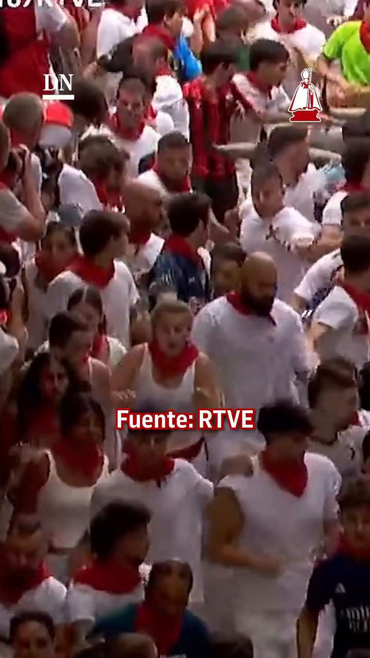 Un toro arrolla a varios corredores en un encierro lleno de tensión
